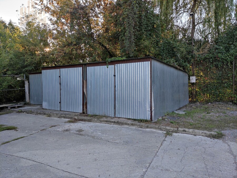 Kraków, Kraków-Podgórze, Podgórze, Krzywda, Wiata blaszana na ogrodzonym terenie